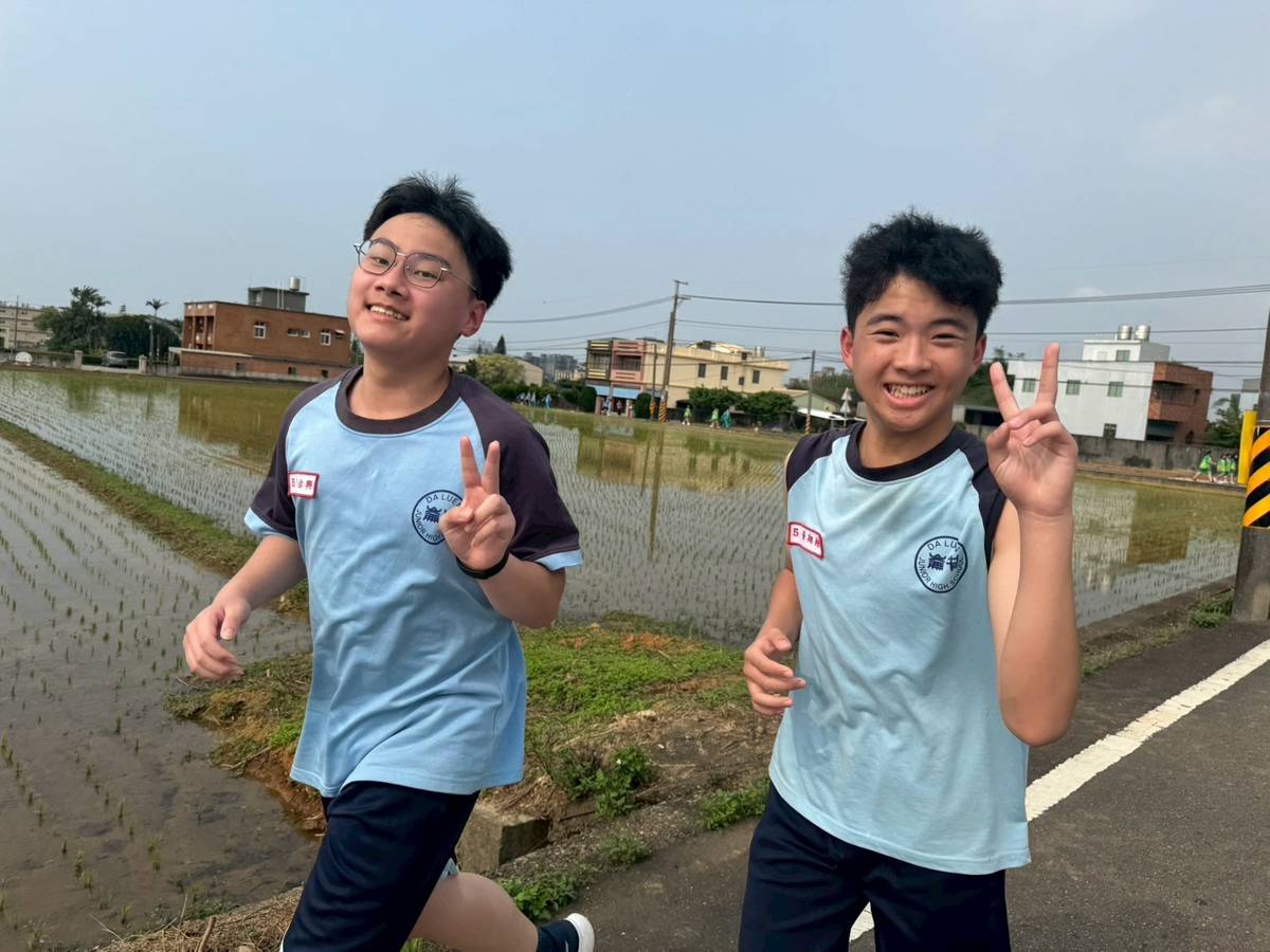 學生以毅力完成越野賽跑