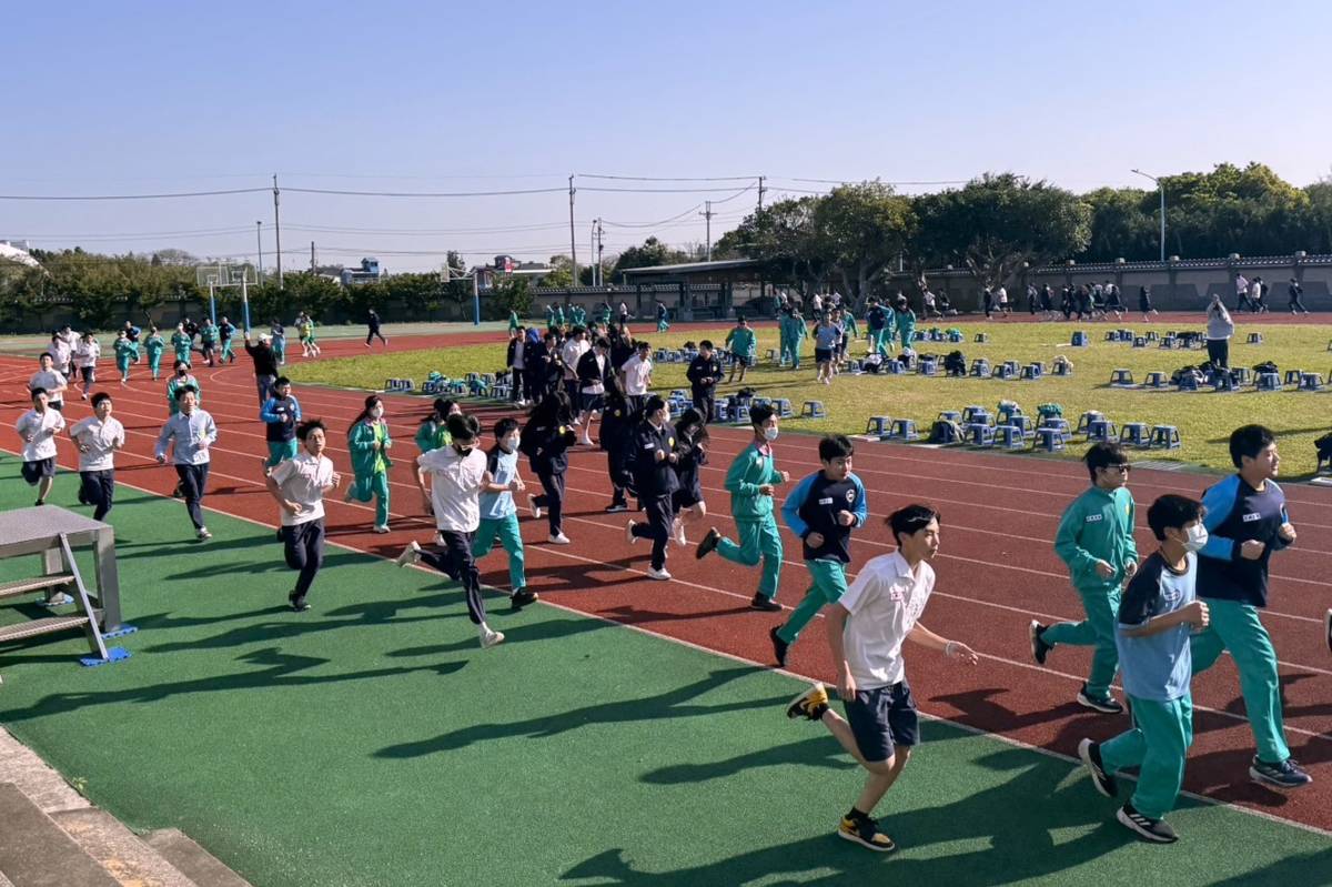 桃園市大崙國中辦理「跑步愛臺灣」環島活動，學生用雙腳累積里程數