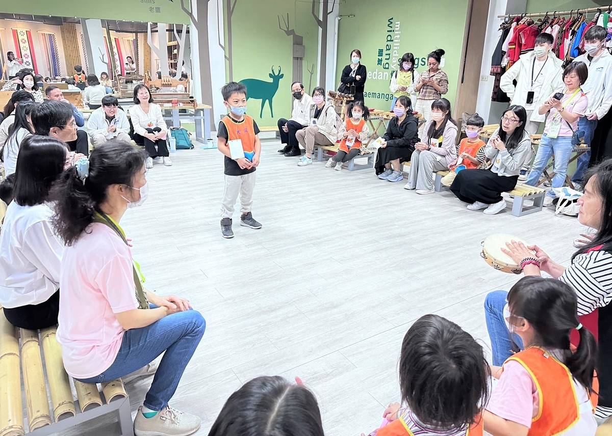 來賓與幼生一同進行族語大風吹，認識水果。