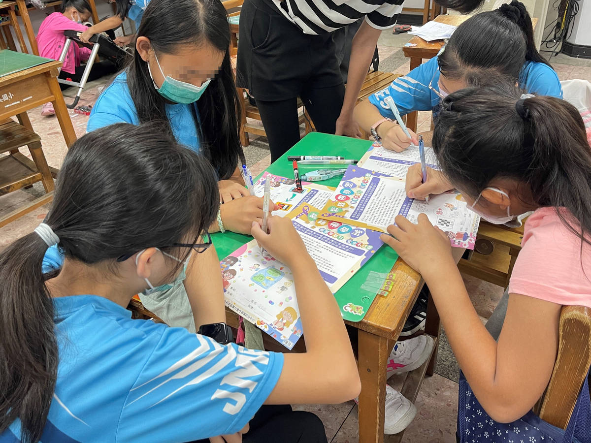 紫絲帶學堂會透過學習單宣導家庭暴力防治，並讓學生知道如何求助、反映心聲