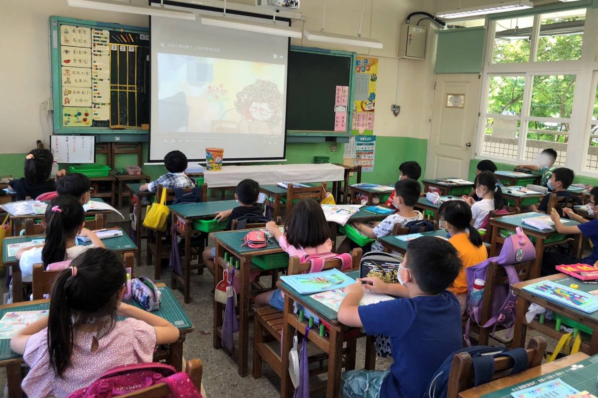 新北家防中心持續多年與國小、國中及高中職合作推動「紫絲帶學堂」