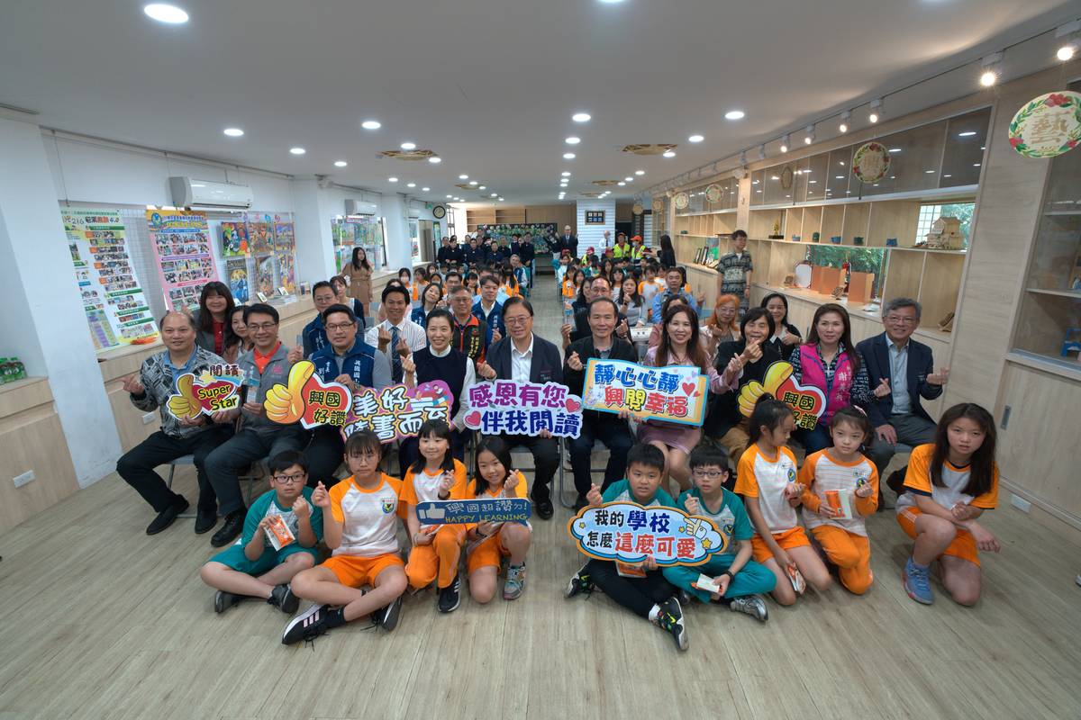 興國國小靜思書軒啟用，張善政市長等出席，並與師生合影。(桃園市教育局提供)