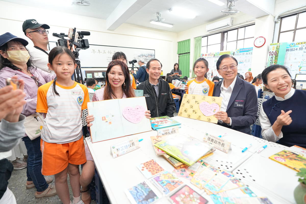 興國國小靜思書軒啟用，張善政市長等出席，並與師生合影。(桃園市教育局提供)