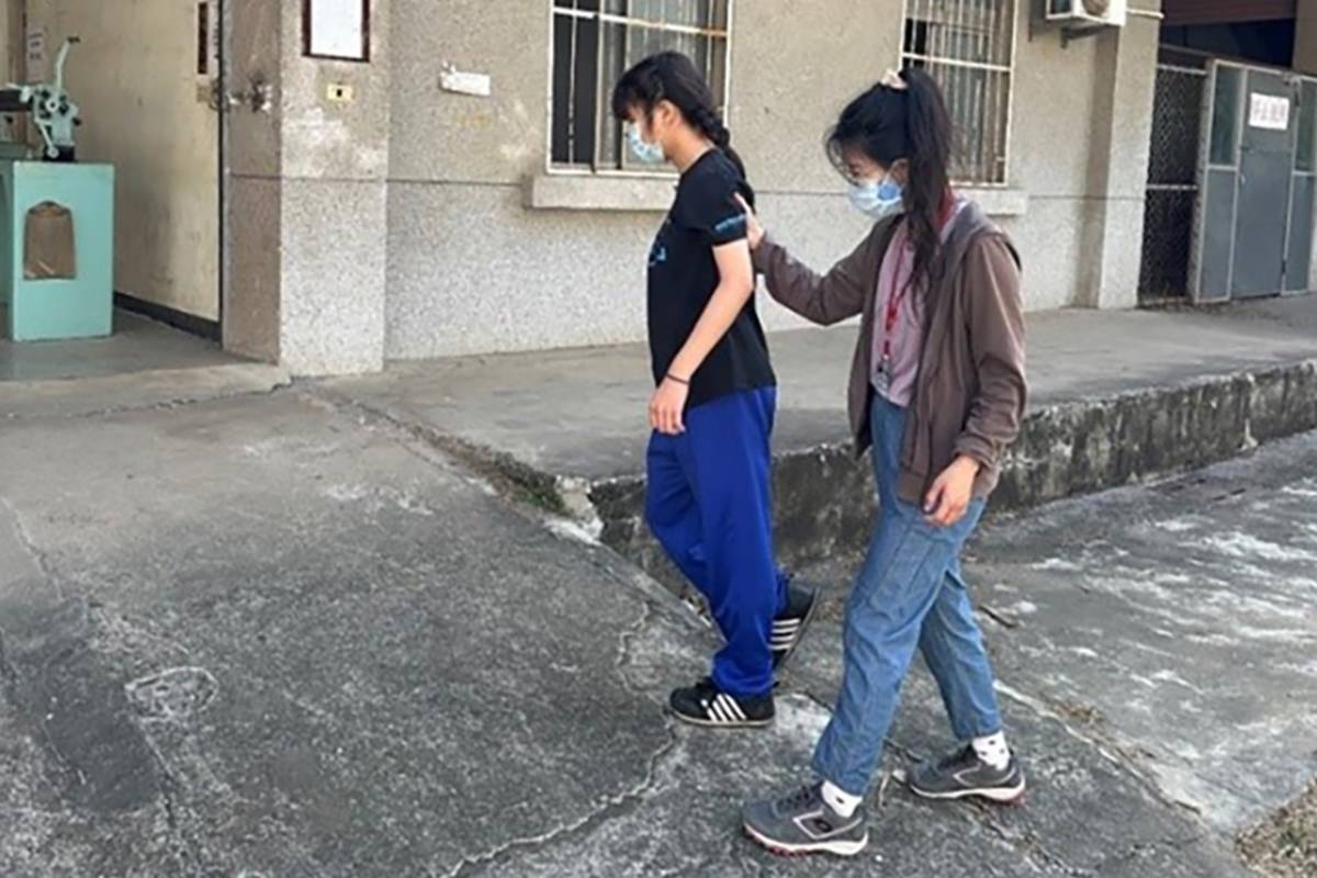 特教助理人員協助與指導學生按課表、作息轉換學習場