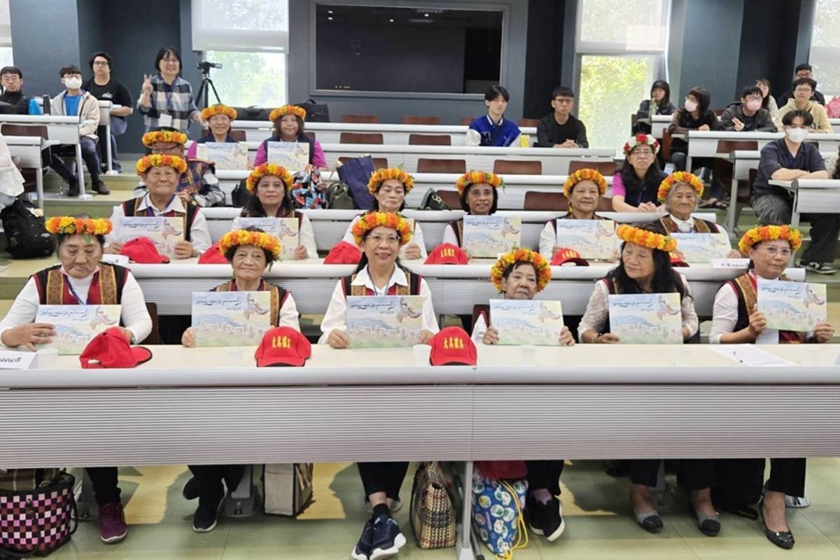 臺東大學團隊攜手瑪利德蘭基金會深入大鳥部落，錄製耆老們傳唱的古調，並邀長者口述生命故事，編撰成繪本《屬於大鳥的歌》，今(15)日舉辦發表會。