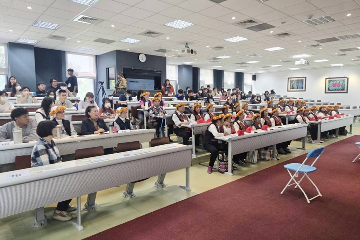 臺東大學團隊攜手瑪利德蘭基金會深入大鳥部落，錄製耆老們傳唱的古調，並邀長者口述生命故事，編撰成繪本《屬於大鳥的歌》，今(15)日舉辦發表會。
