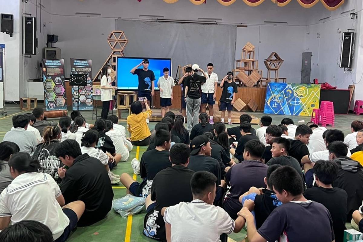 大武國中今(15)日辦理「武藝AI 達觀智域—第四屆學習暨藝術成果發表會」，體現了科技與人文的深度融合。