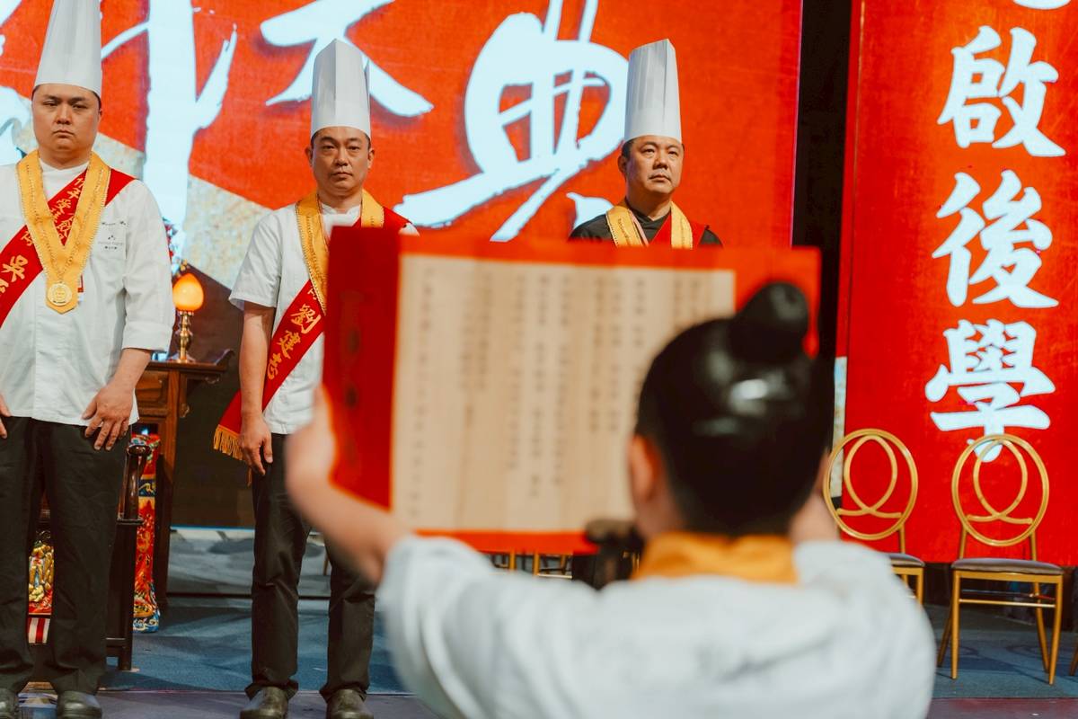 開平餐飲學校舉辦拜師大典，拜師代表帶領全年班學生宣讀拜師帖