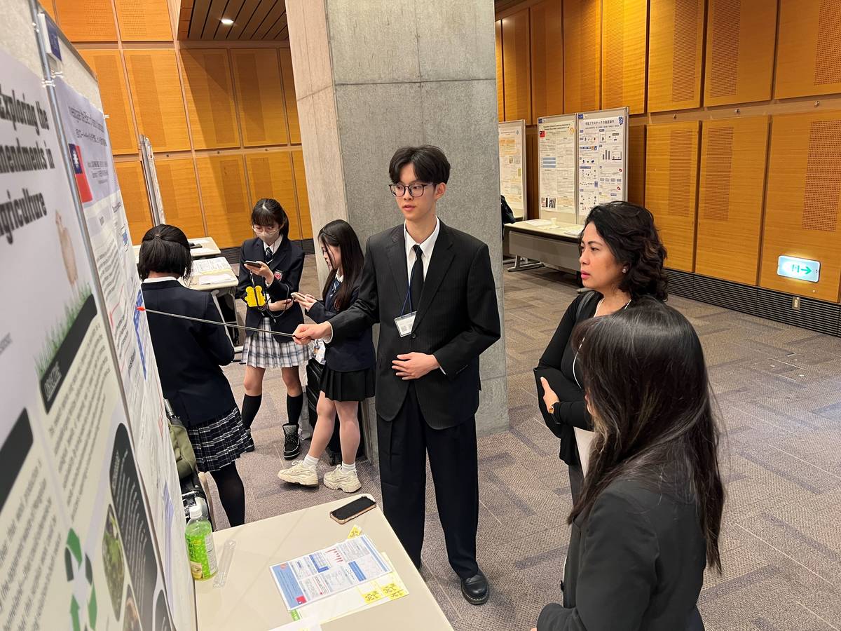 麗山高中學生於 「Science Edge」國際科學競賽進行Floor Poster海報發表