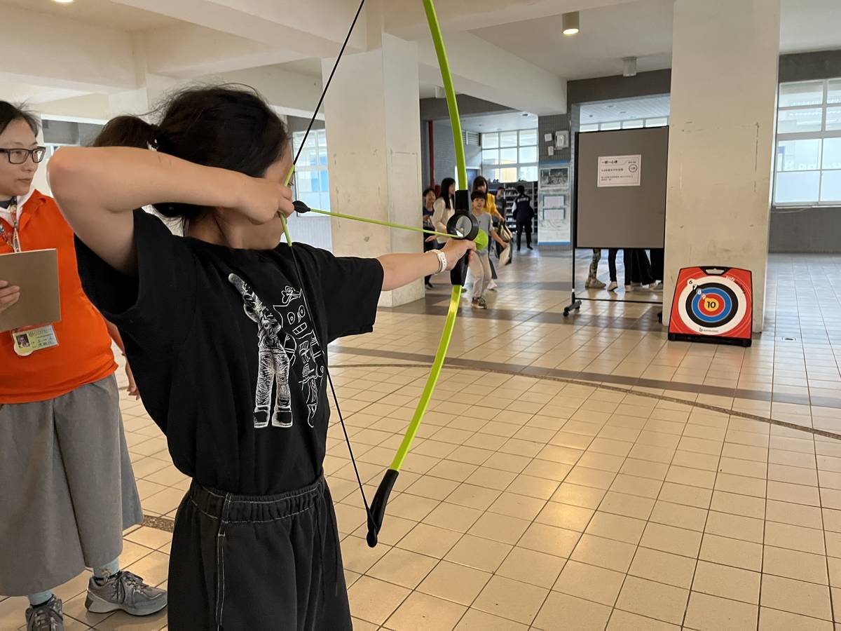學生體驗射箭