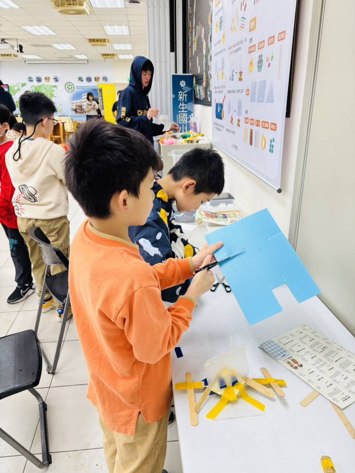 小朋友動手製作動力船