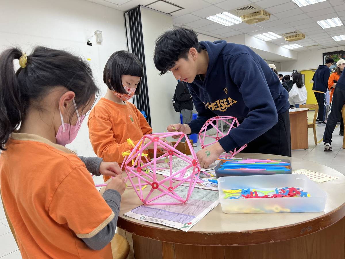 開南高中學生指導新生國小學生，動手操作立體方塊