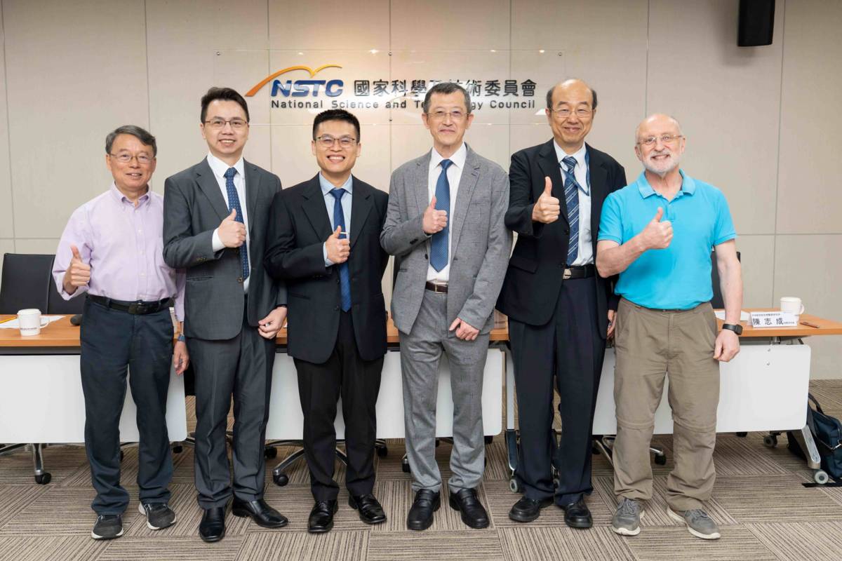 在國科會的支持下，中研院生醫所陳志成特聘研究員團隊，發現「痠」、「痛」是不同的感覺（症狀），誘發痠的神經並非痛覺神經，而是「本體感覺神經」。左起為中研院分生所孫以瀚兼任研究員、臺北醫學大學神經外科林建和主治醫師、中研院生醫所李政翰資深協同研究學者、中研院生醫所陳志成特聘研究員、生科處楊台鴻處長、英國亞伯丁大學Dr. Guy Bewick。(國科會提供)
