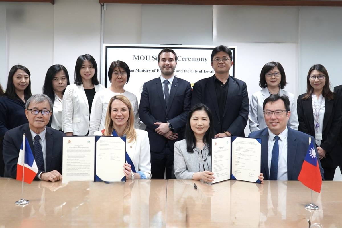 在教育部鄭英耀部長主持及見證下，由國際司李毓娟司長與法國勒瓦盧瓦市杜瑪市長代表雙方簽訂教育合作協議