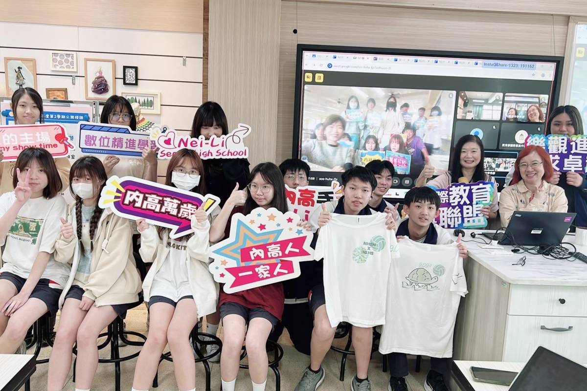 雙城印記——跨校班服共創設計發表合影，內壢高中現場與內湖高中線上合照(內壢高中提供)