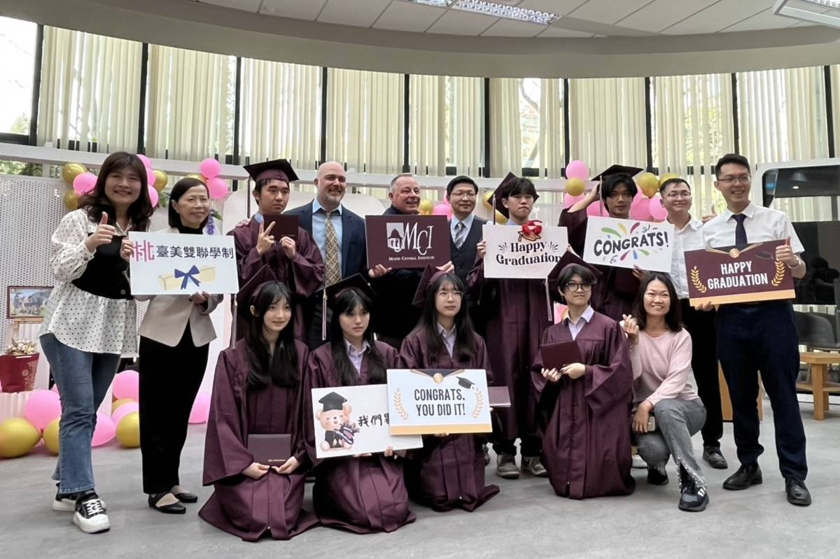 桃園市教育局舉行「臺美高中雙聯學制畢業典禮」，美國緬因中央中學校長親自來臺頒發畢業證書
