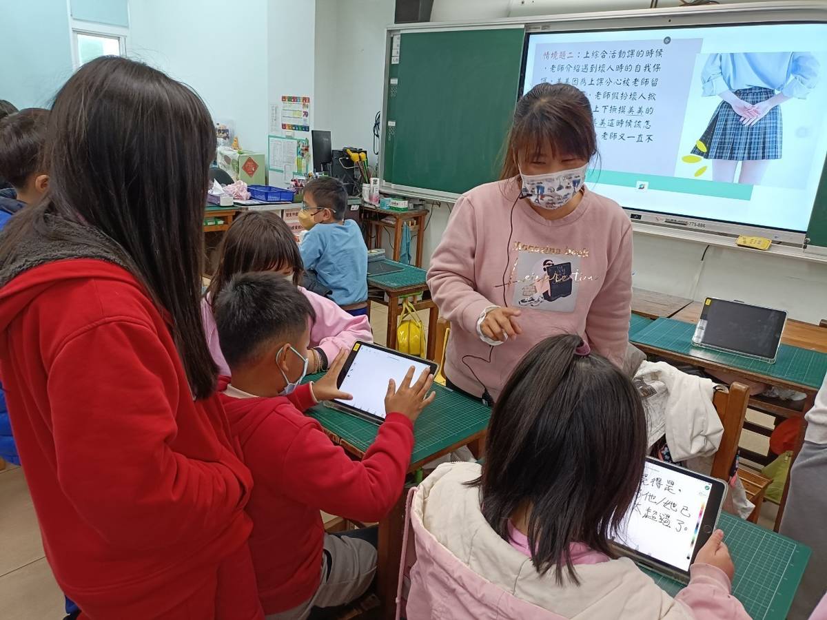 老師指導學生運用AI編寫月經平權歌曲及製作翻轉童話
