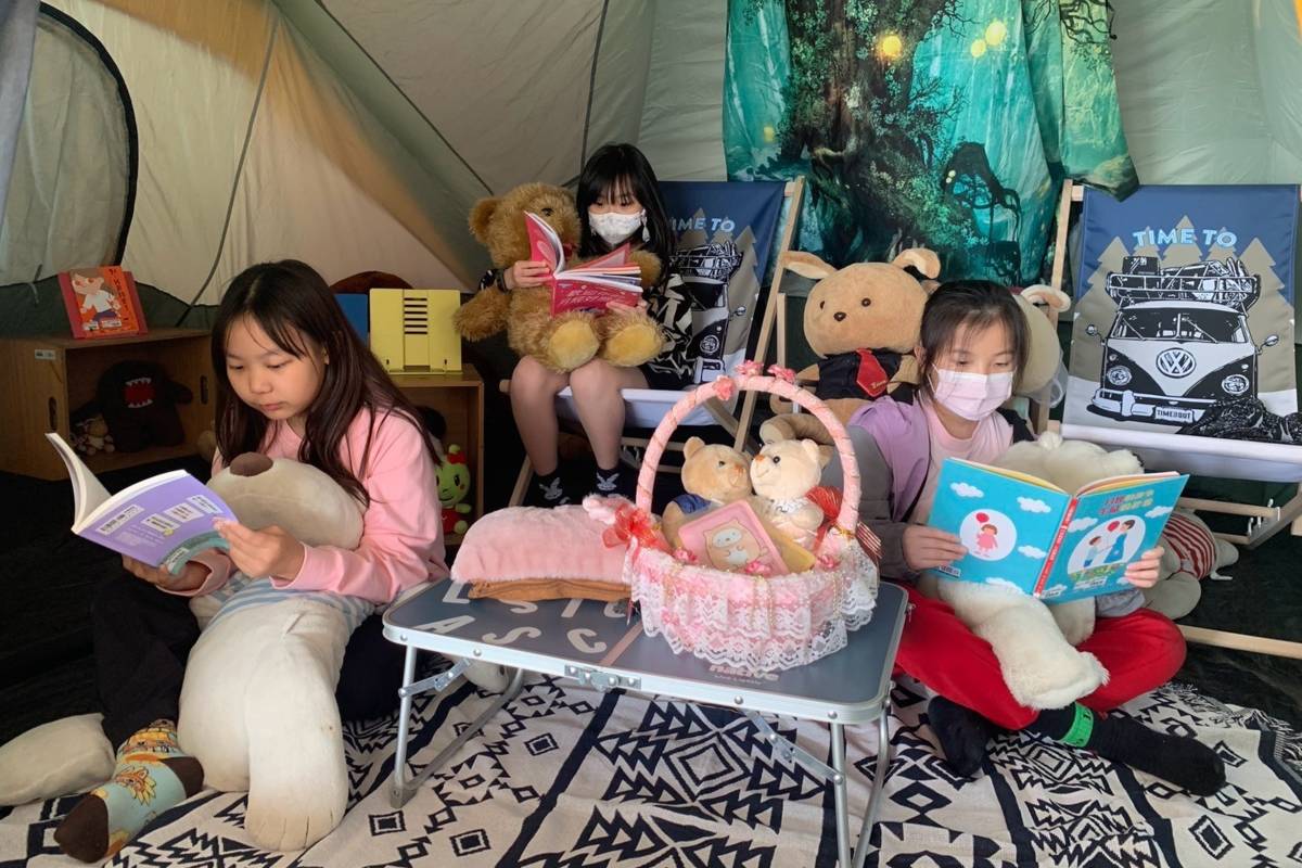 茄苳國小「月悅小屋」提供月經相關書籍及繪本，學生可以在小屋舒適的環境內自在閱讀