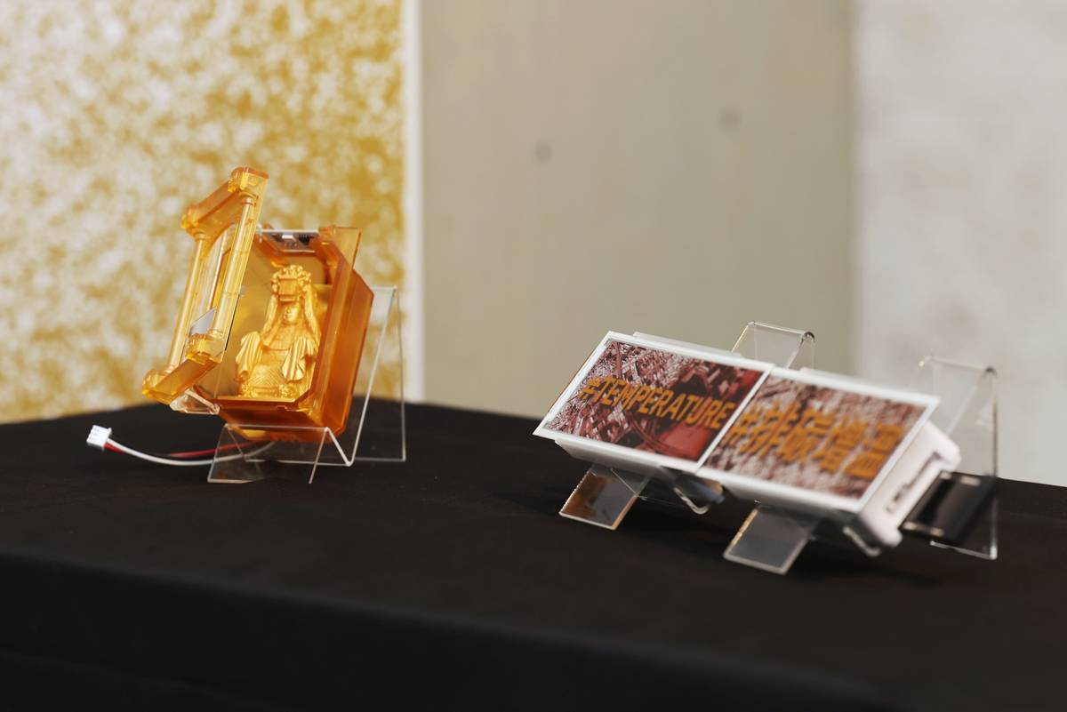 現場展示「【無】信仰：漂蕩世界的臺灣智慧」參展作品，科技島（右）與光明燈（左）細部裝置。(文化部提供)