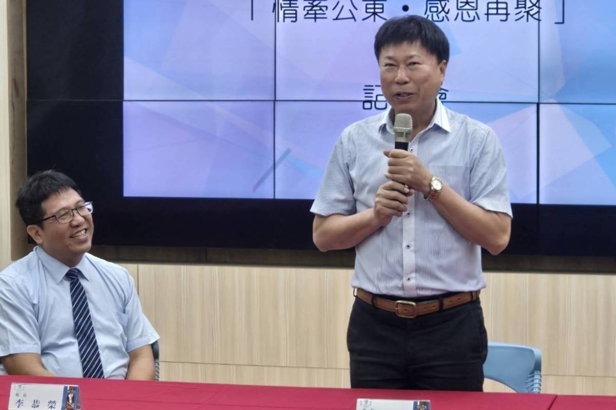 公東高工舉辦「情牽公東・感恩再聚」記者會，邀請第19屆木工科畢業校友、臺東市長陳銘風(右)返校，號召歷屆校友回娘家。