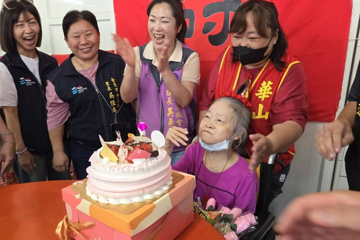 華山基金會攜手臺東天后宮舉辦「臺東媽祖關懷孤老活動」，邀獨居長者一同參拜祈福，也替與媽祖同一天生日的70歲汪阿嬤慶生祝壽。