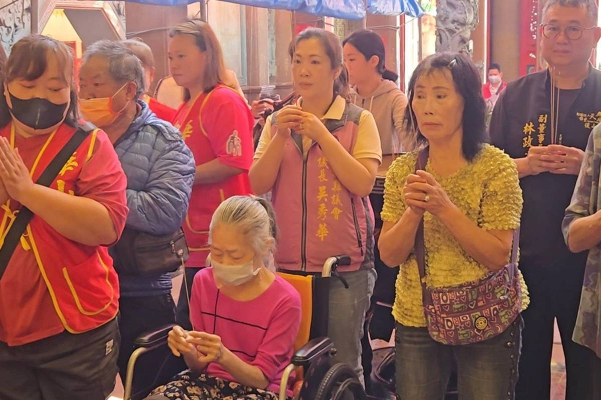 華山基金會攜手臺東天后宮舉辦「臺東媽祖關懷孤老活動」，邀獨居長者一同參拜祈福，也替與媽祖同一天生日的70歲汪阿嬤慶生祝壽。