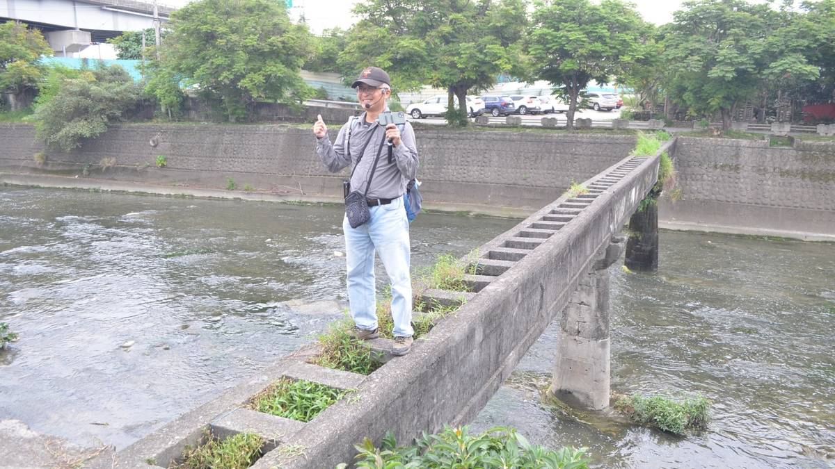 站在口琴橋上觀察水流環境