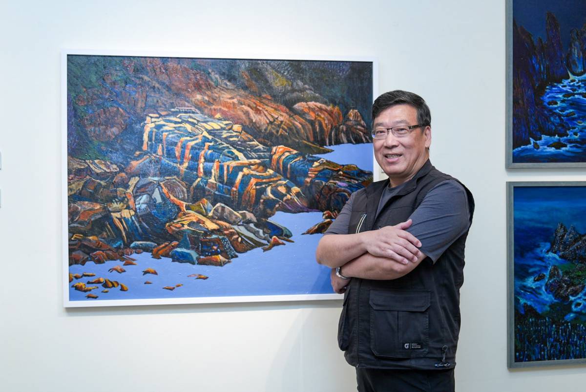 藝術家曹松清擅長捕捉馬祖獨特的自然地貌與文化氛圍，作品色彩濃烈、筆觸厚實。(中原大學提供)