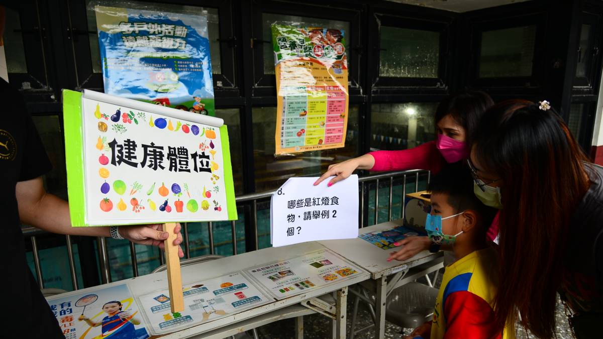 112 學年度「校園健康主播」佳作－基隆市七堵區七堵國民小學－園遊會宣導

基隆市七堵區七堵國民小學以《搖勒搖勒－健康體位齊步走》榮獲《校園健康主播》佳作。學校教育理念強調勇敢、探索、解決問題與團隊合作精神，亦在健康促進推動中展現，課程融入、運動競賽、控糖減油、營養均衡、設立潔牙天使等多元策略實行健康體位與口腔保健，且與家長、社區合作執行。即使基隆多雨氣候，靈活規劃室內運動空間，學生運動風氣未受影響，七堵國小有效提升學生健康知能與實踐力，成效已然呈現。

採訪：基隆市七堵區七堵國民小學林志彥校長、吳秋芬學務主任、林莉萍衛生組長、許秋萍護理師、601張芷萌同學、603林貝恩同學
