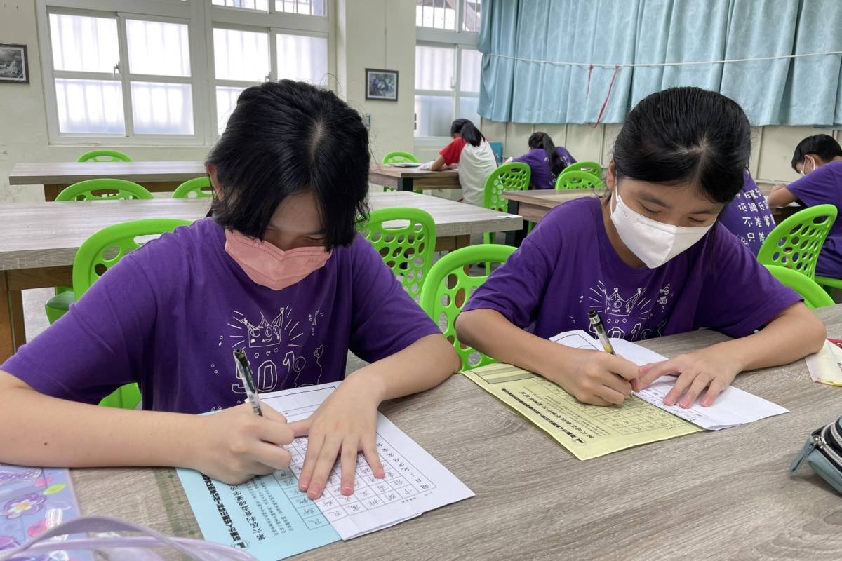 大安國小學生利用課餘時間，自主練習硬筆書法