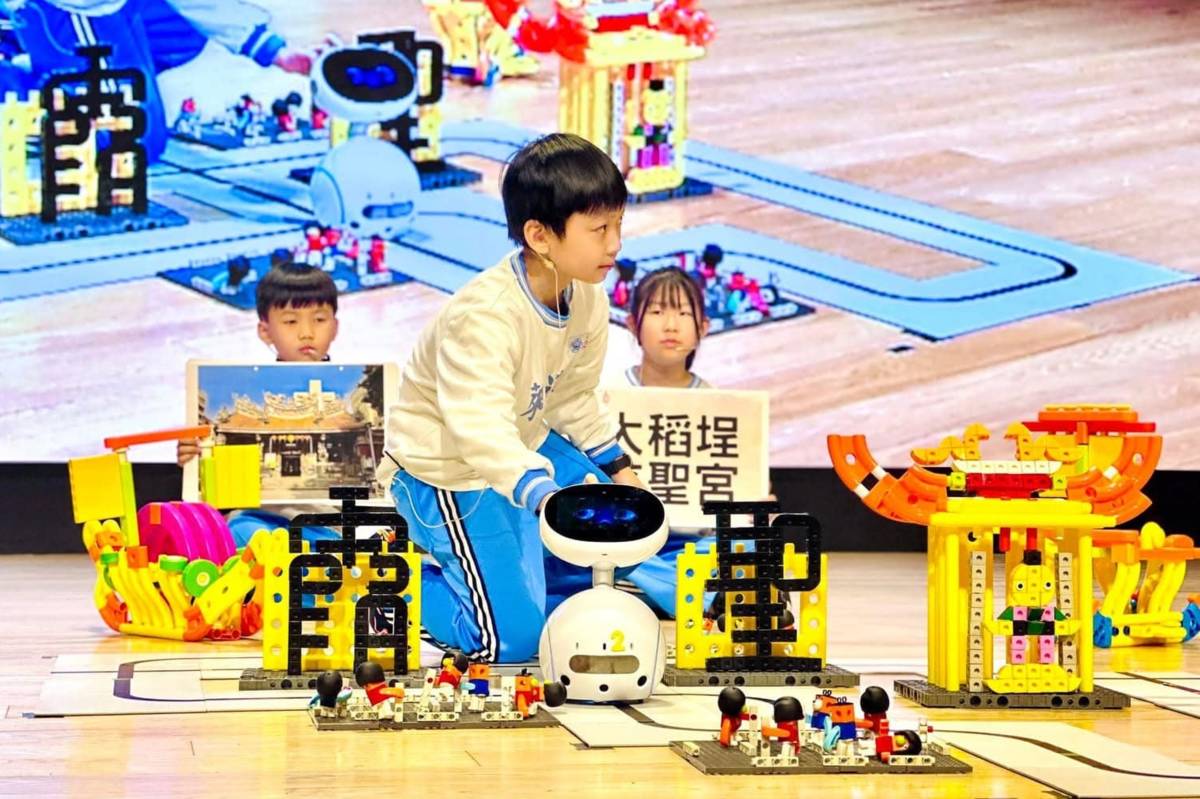 蓬萊國小學生演示導覽機器人，展現三語課程的學習成果


