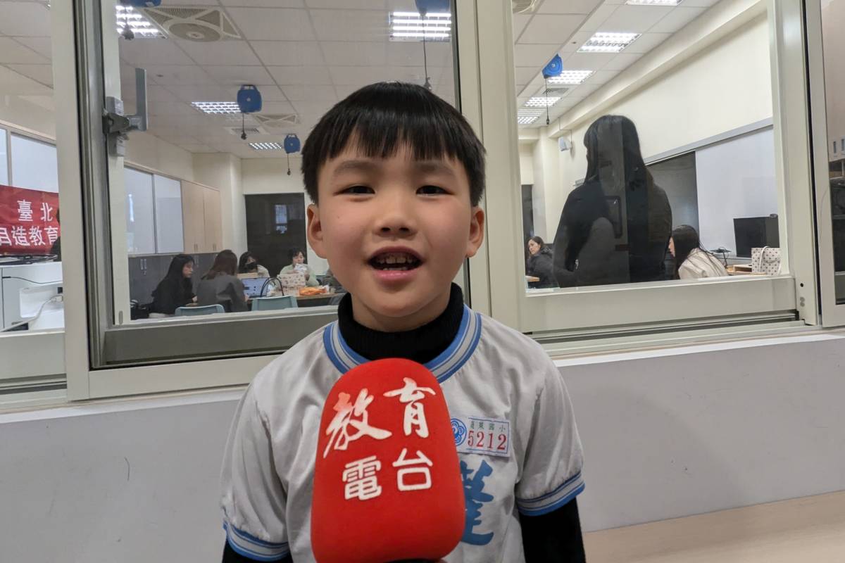學生林敏翼表示，在課程中學習到機器人的操作技巧