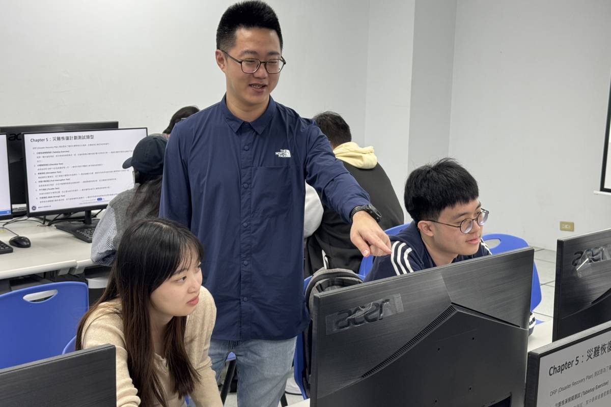 元智大學資訊管理學系教授黃正達為學生上課。(元智大學提供)