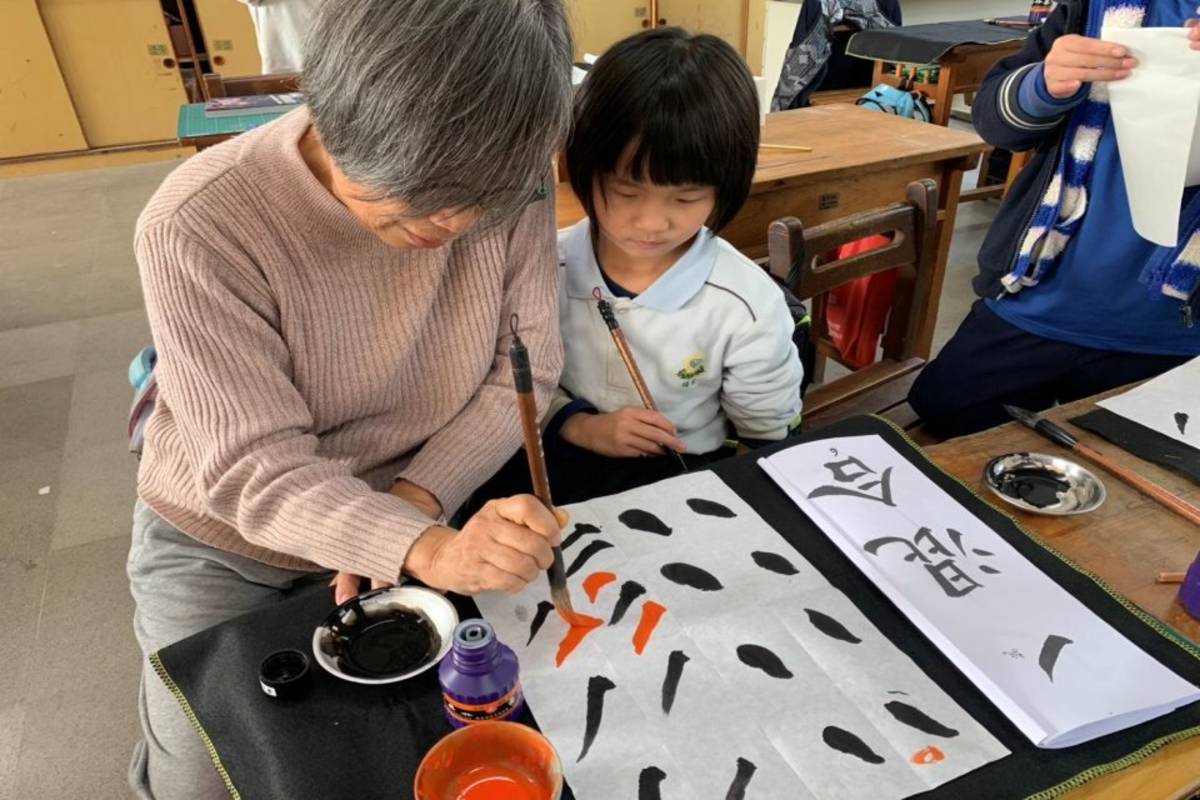 福智國小退休老師一筆一畫指導三年級學生寫書法。（圖:福智國小提供）