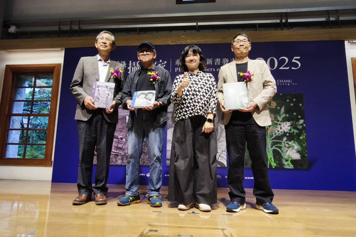 文化部今天(18日)舉行《臺灣攝影家》系列叢書發布記者會，第八輯出版《許蒼澤》、《蔡明德》、《章光和》3位攝影家專書，許蒼澤的公子許正園(左起)、攝影家蔡明德、文化部次長李靜慧及攝影家章光和出席並合影。