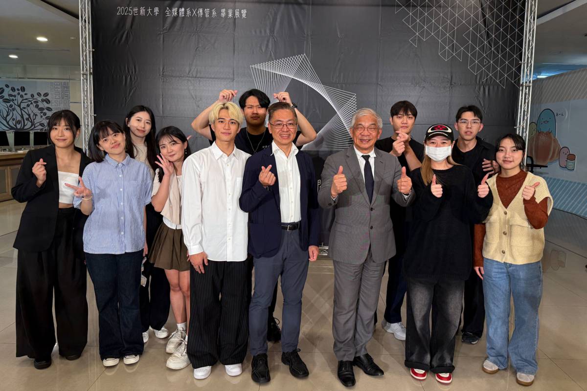 世新大學校長陳清河(前排右3)鼓勵學生們進入職場保持熱情與創造力，成為各行各業的領航者 (世新提供)