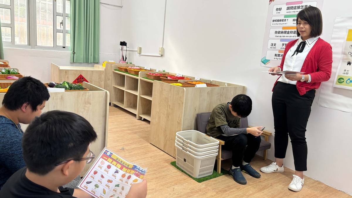 高雄市深水國小配合情境及自製宣傳單，讓學習更添趣味