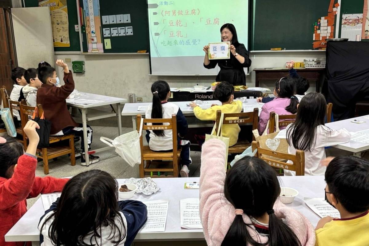 新北市安坑國小以音樂課結合沉浸式教學，兼顧學科內容及本土語文