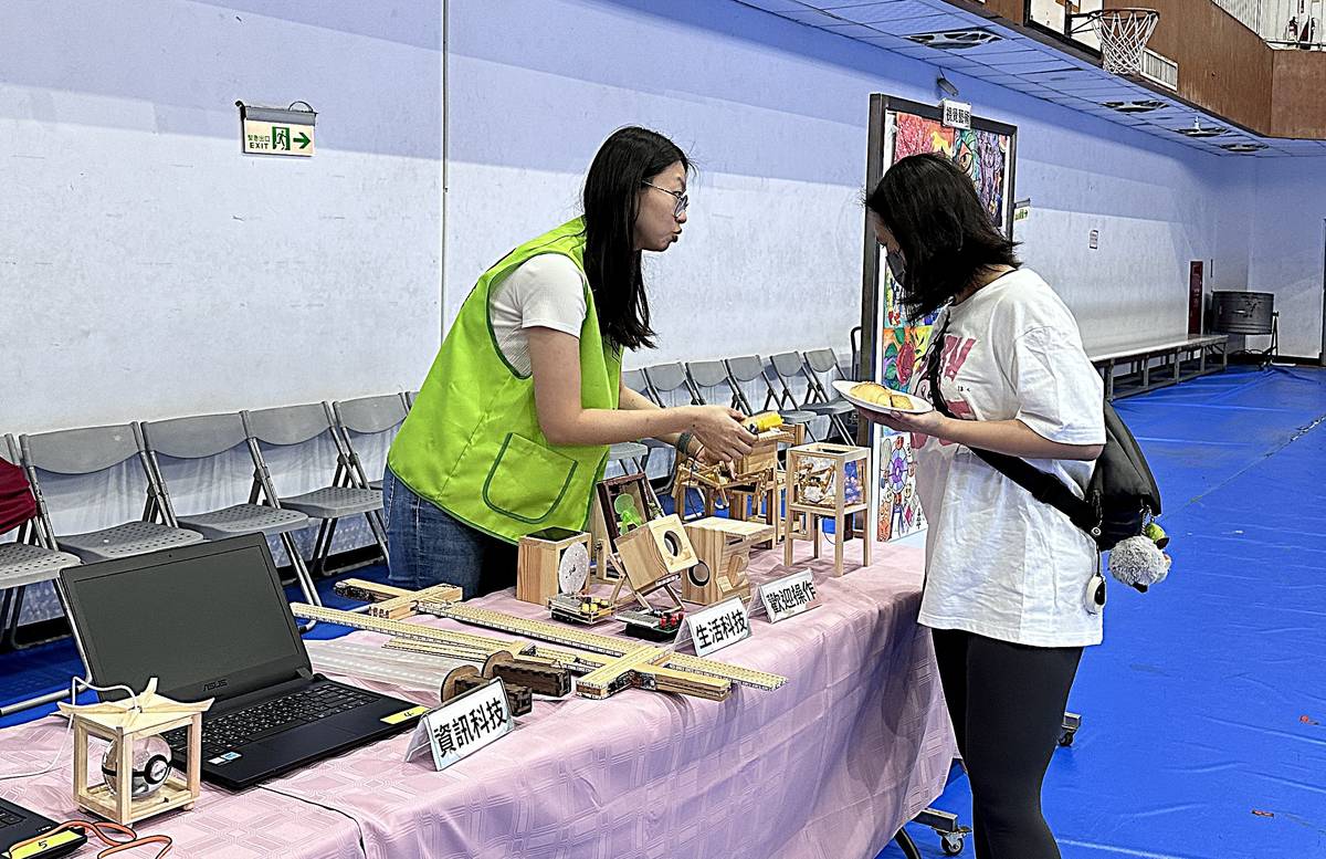 家長動手操作光榮國中孩子生活科技及程式設計的作品
