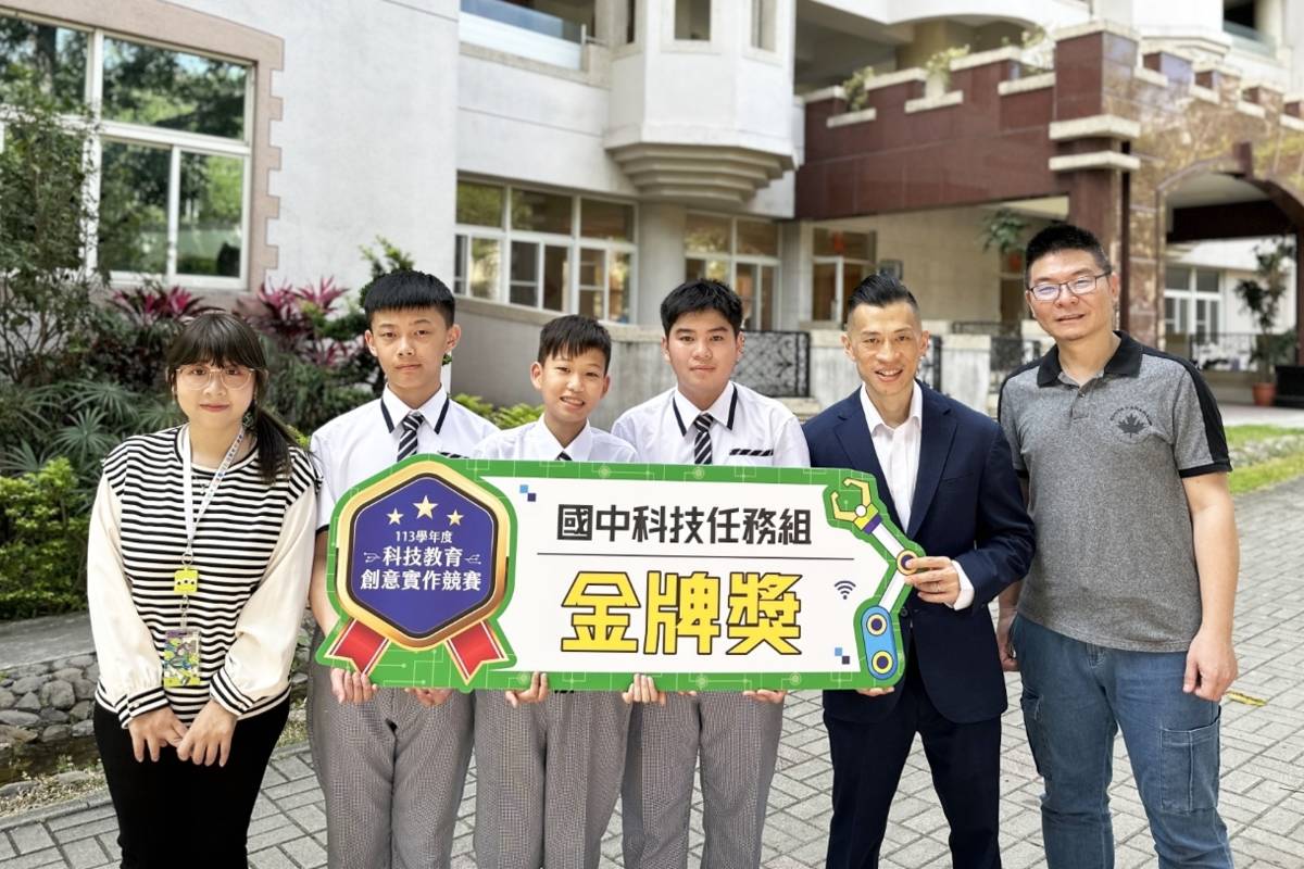 左起諶瑀涵老師.林泓慶.李浚麒、田東禾.國中部陳育蒼主任.資訊處楊鎮澤主任