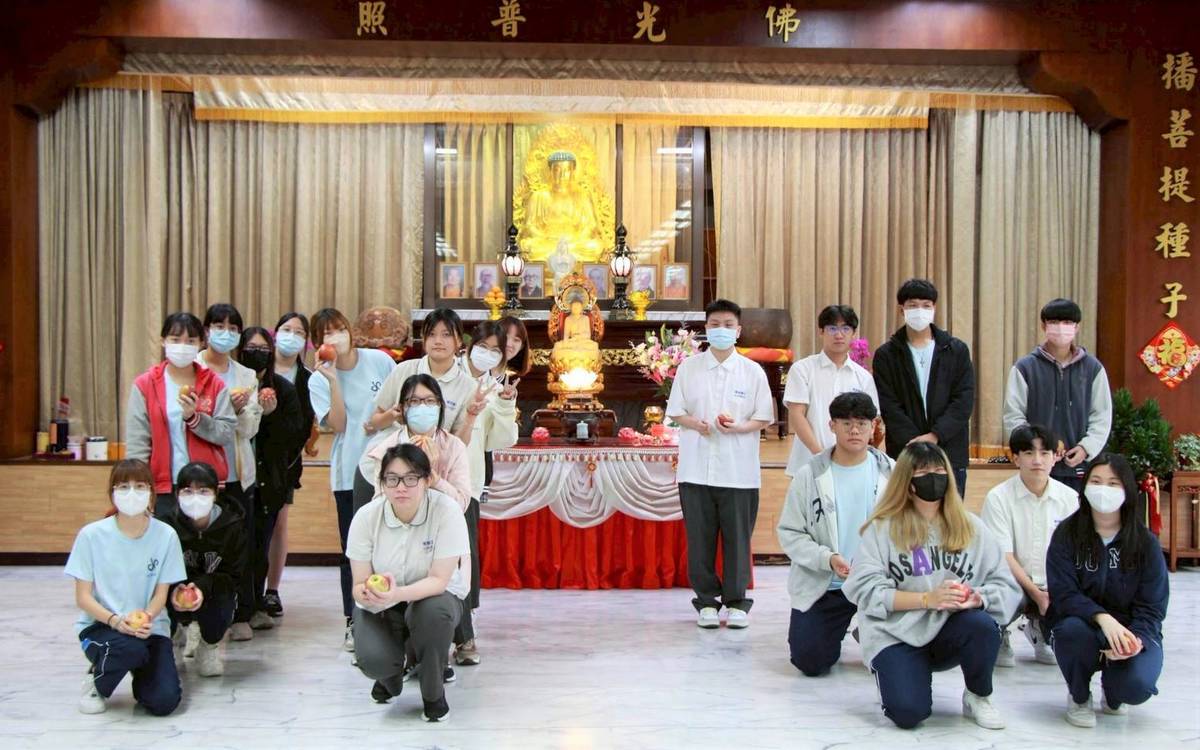 智光商工考生一起到智光大師紀念堂前點燈祈願