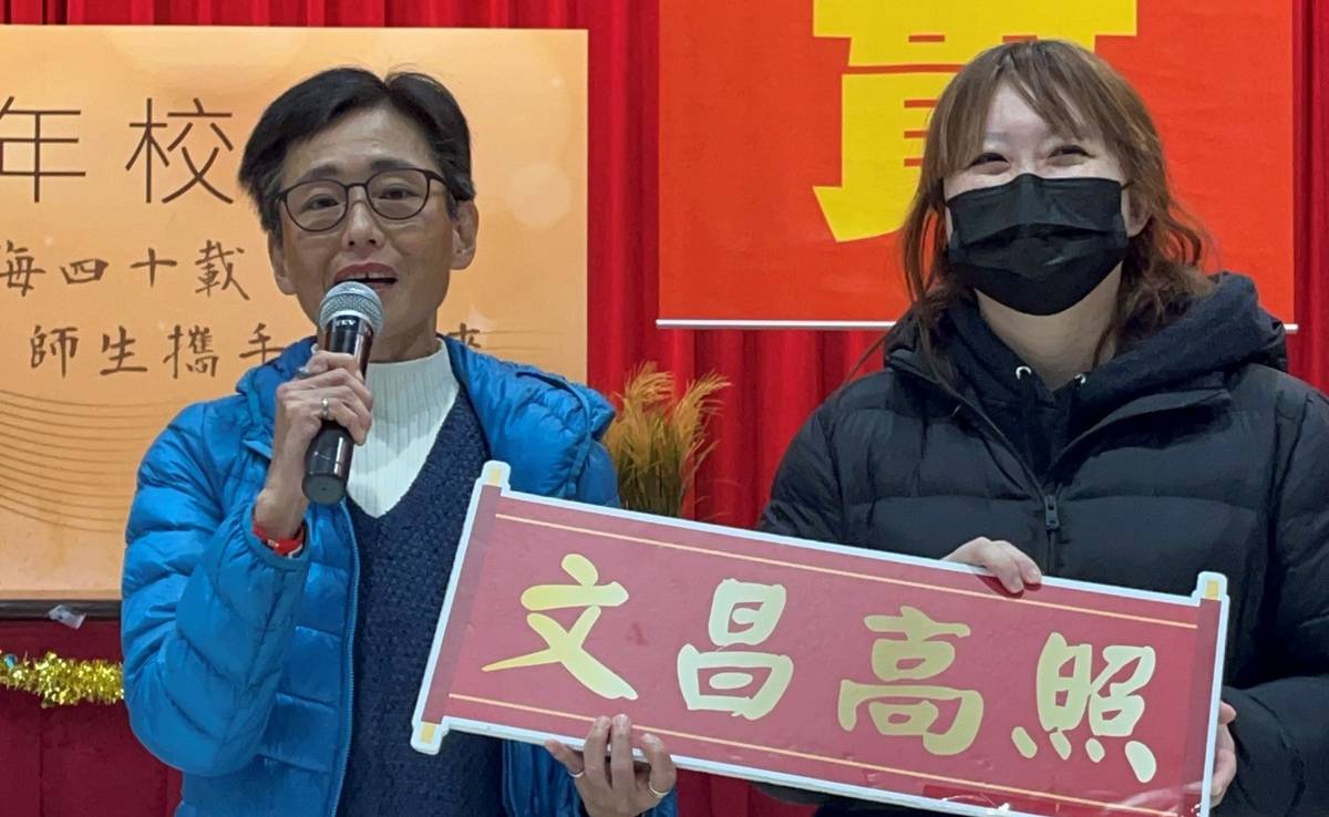 淡水商工導師手持文昌高照手板勉勵
