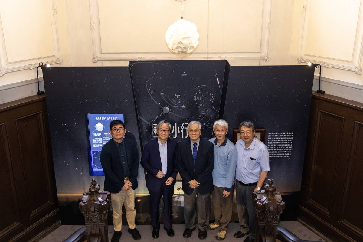 「陳澄波小行星微型展」以陳澄波的似顏繪為背景，展出小行星、鹿林天文臺模型。文化部長李遠（左2）、陳澄波文化基金會董事長陳立栢（右2）、國立中央大學天文研究所教授葉永烜院士（中）及所長周翊（右1）、國立臺灣博物館長陳登欽（左1）於展區合影。(文化部提供)