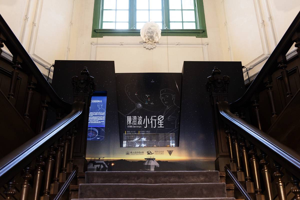 「陳澄波小行星微型展」即日起於國立臺灣博物館鐵道部園區展出，走近樓梯抬頭即可仰望3D列印的小行星模型。(文化部提供)