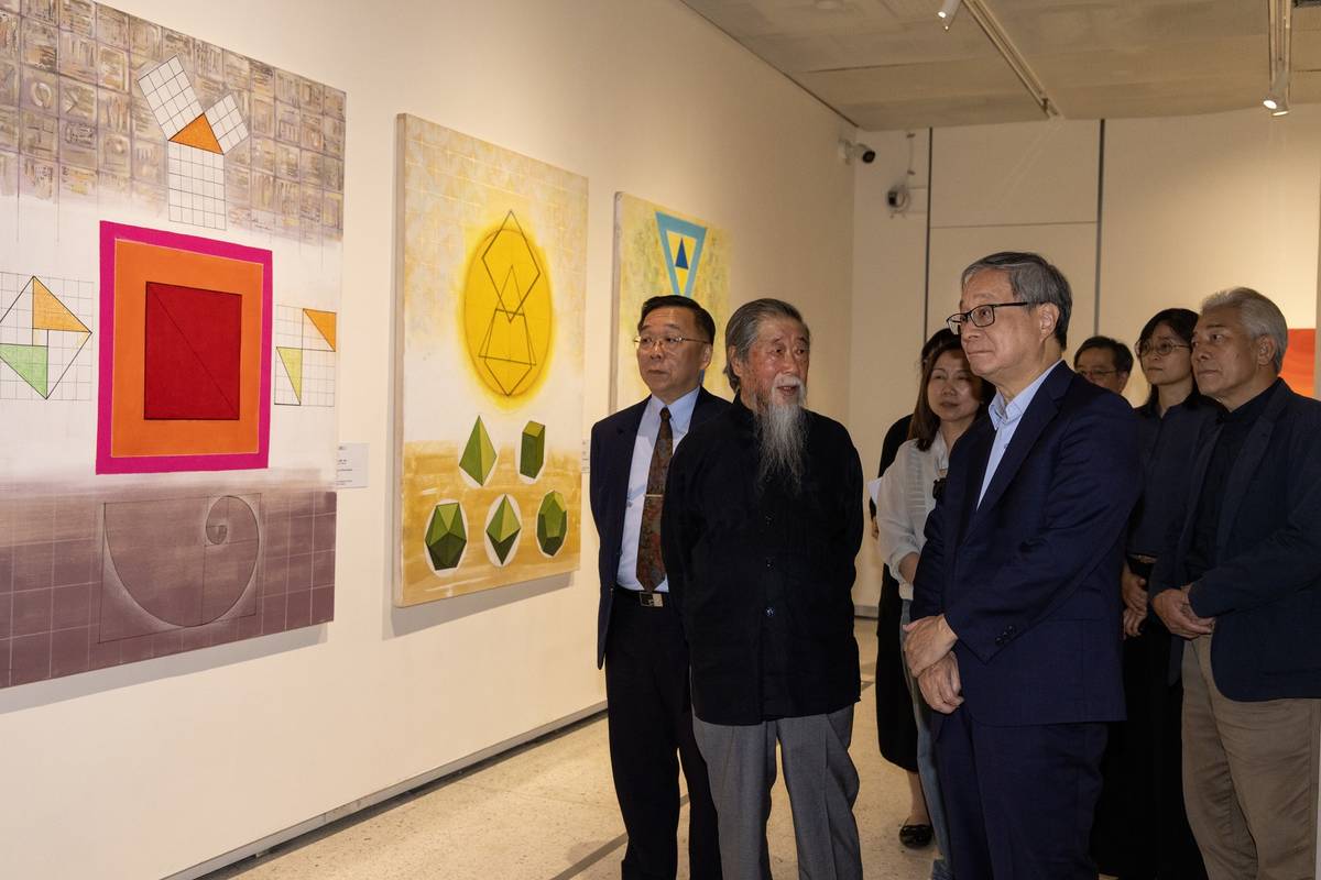 藝術家李再鈐（左2）帶領文化部長李遠（中）參觀「穿越世代－李再鈐個展」展間，介紹其2024年創作的〈三元素〉系列。(史博館提供)