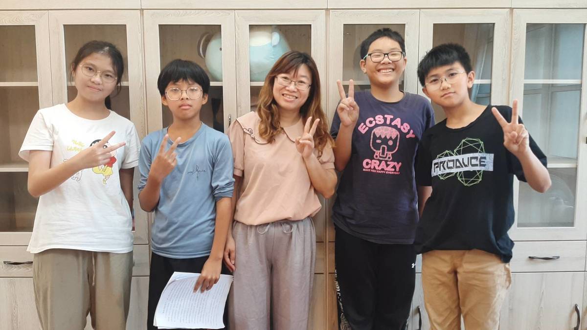 受訪師生（左起）劉芷晴、顧雨勍、陳幼芬、蔡昌諺、陳柏安