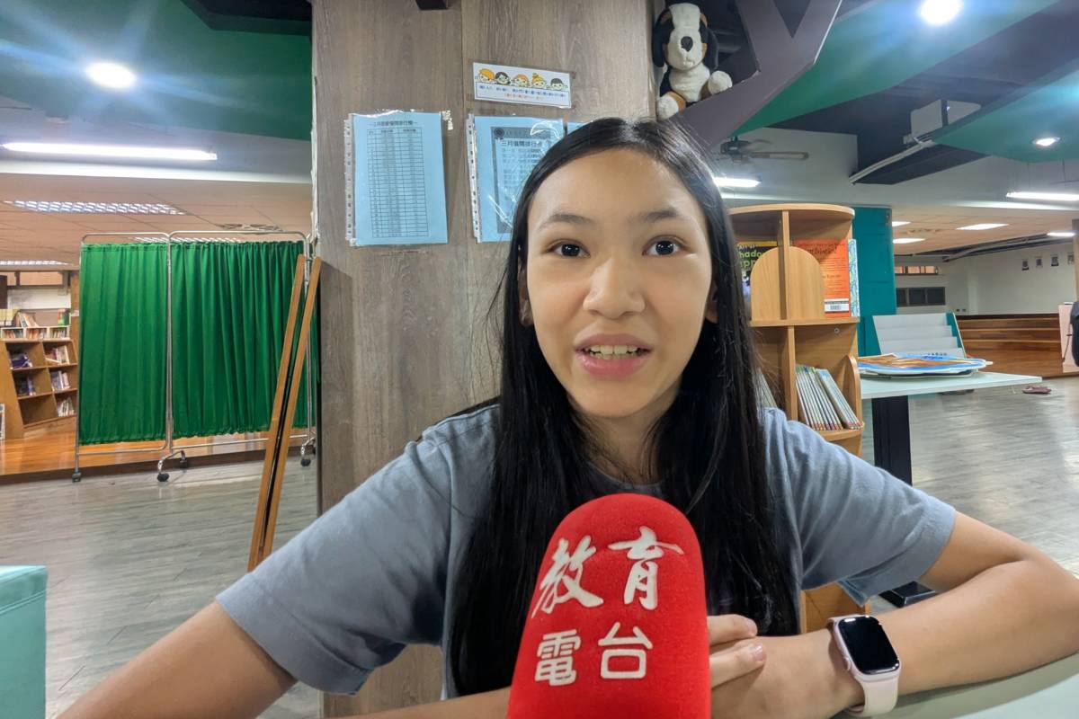 就愛看書的學生廖澄鈺很開心能在圖書館內盡情享受閱讀