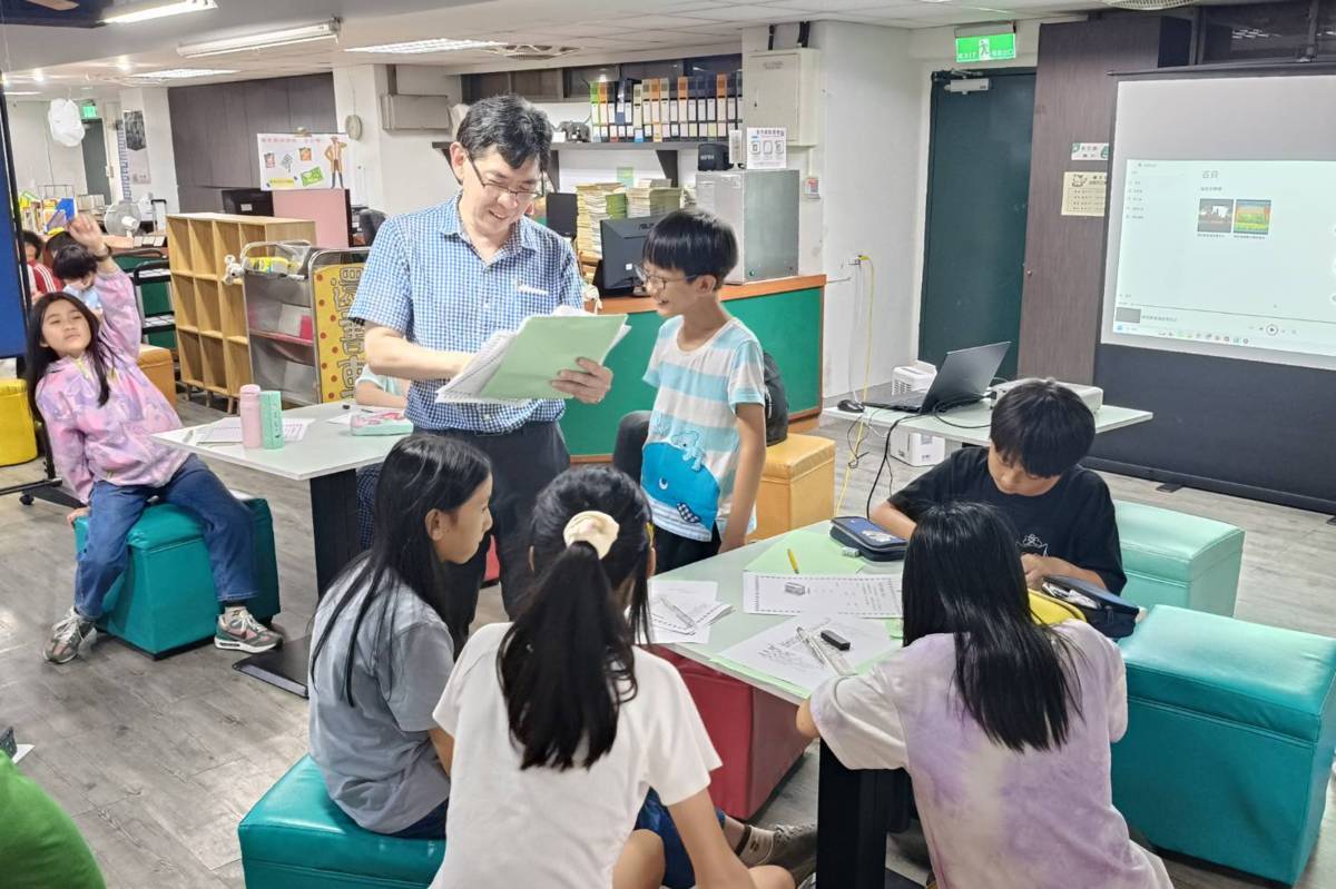 銘傳國小「圖書館夜未眠」活動，邀請作家和畫家帶領孩子進行圖文創作