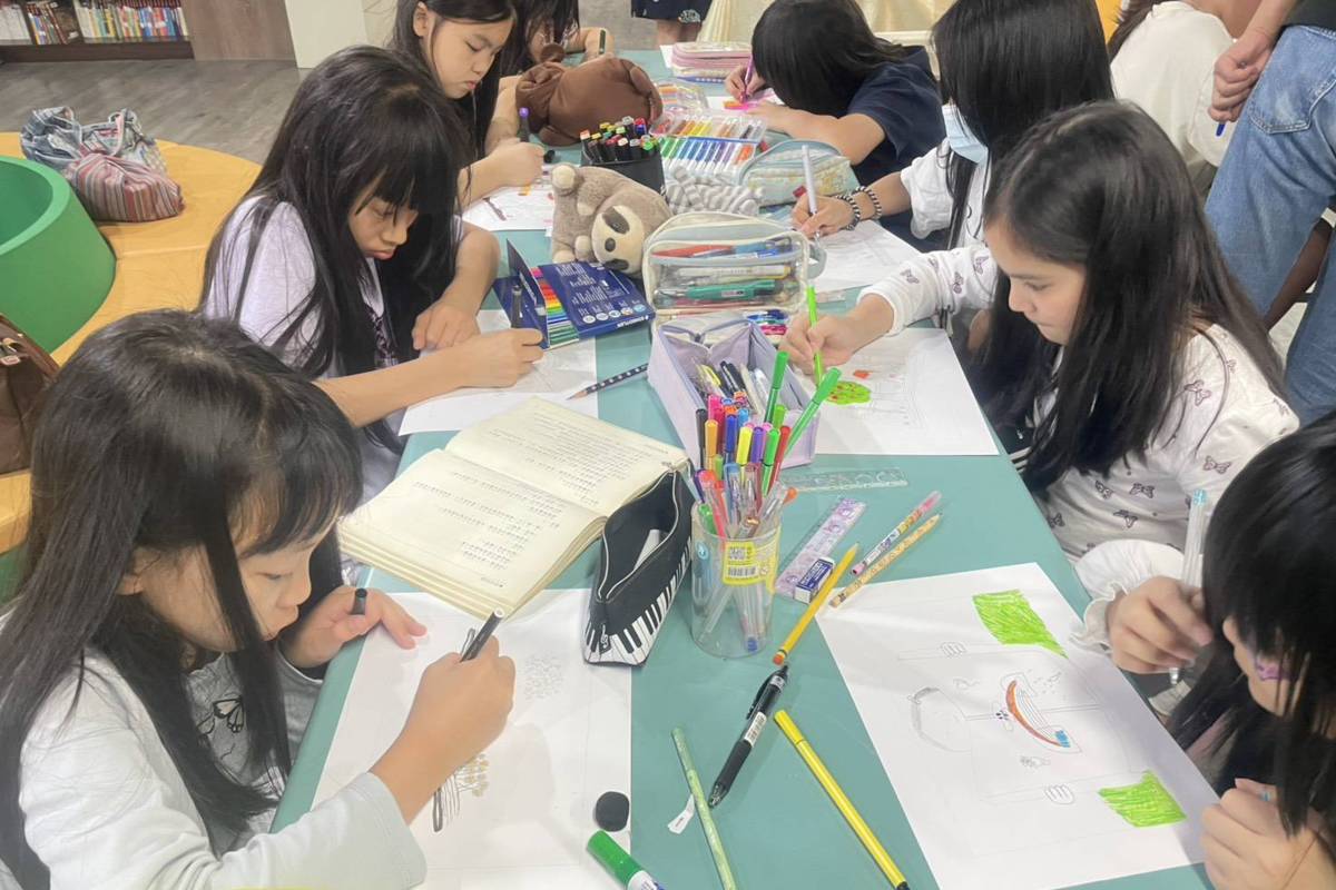學生用鉛筆和畫筆紀錄下圖書館帶給自己美好的感覺和經驗