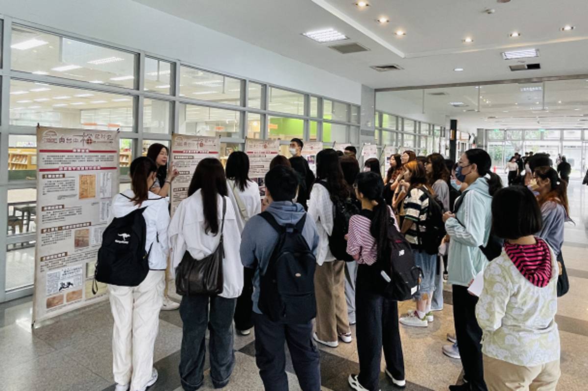 學生觀看展出